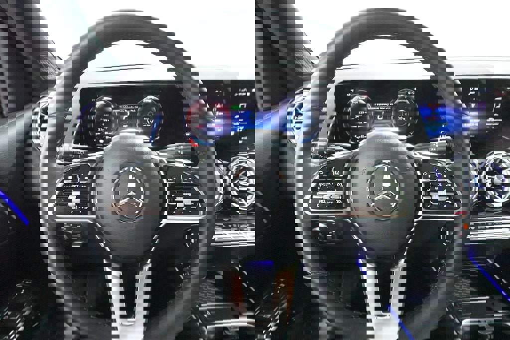 Used 2023 Mercedes-Benz EQB 300 4MATIC w/ Exclusive Package image 12