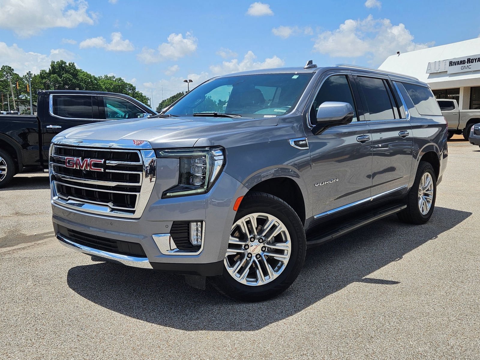 Used 2022 GMC Yukon XL SLT w/ SLT Premium Package AWD/4WD image 1