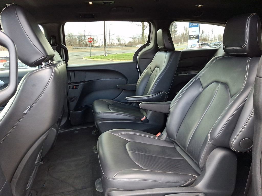 Used 2024 Chrysler Pacifica Select image 13