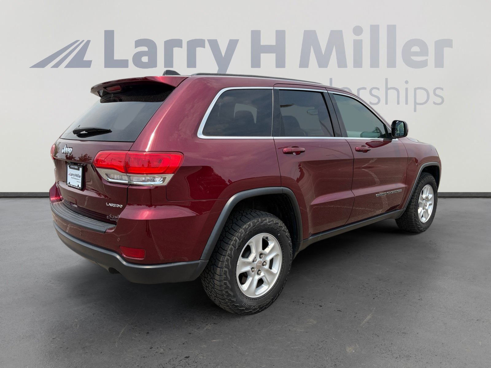 Used 2017 Jeep Grand Cherokee Laredo AWD/4WD image 6