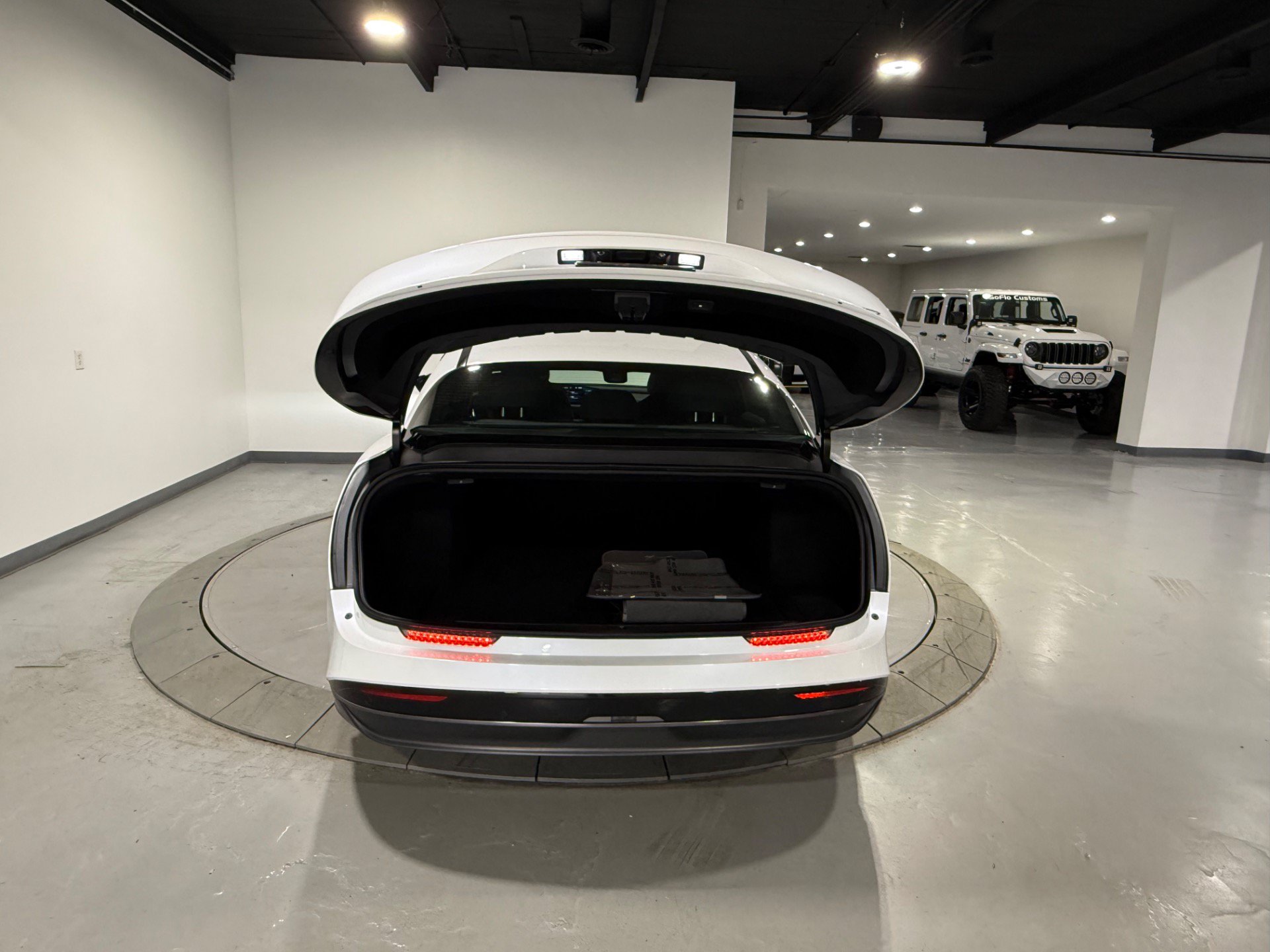 Used 2024 Lucid Air Touring AWD/4WD image 16