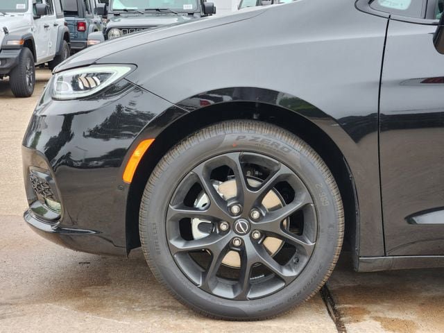 New 2026 Chrysler Pacifica Limited FWD image 6