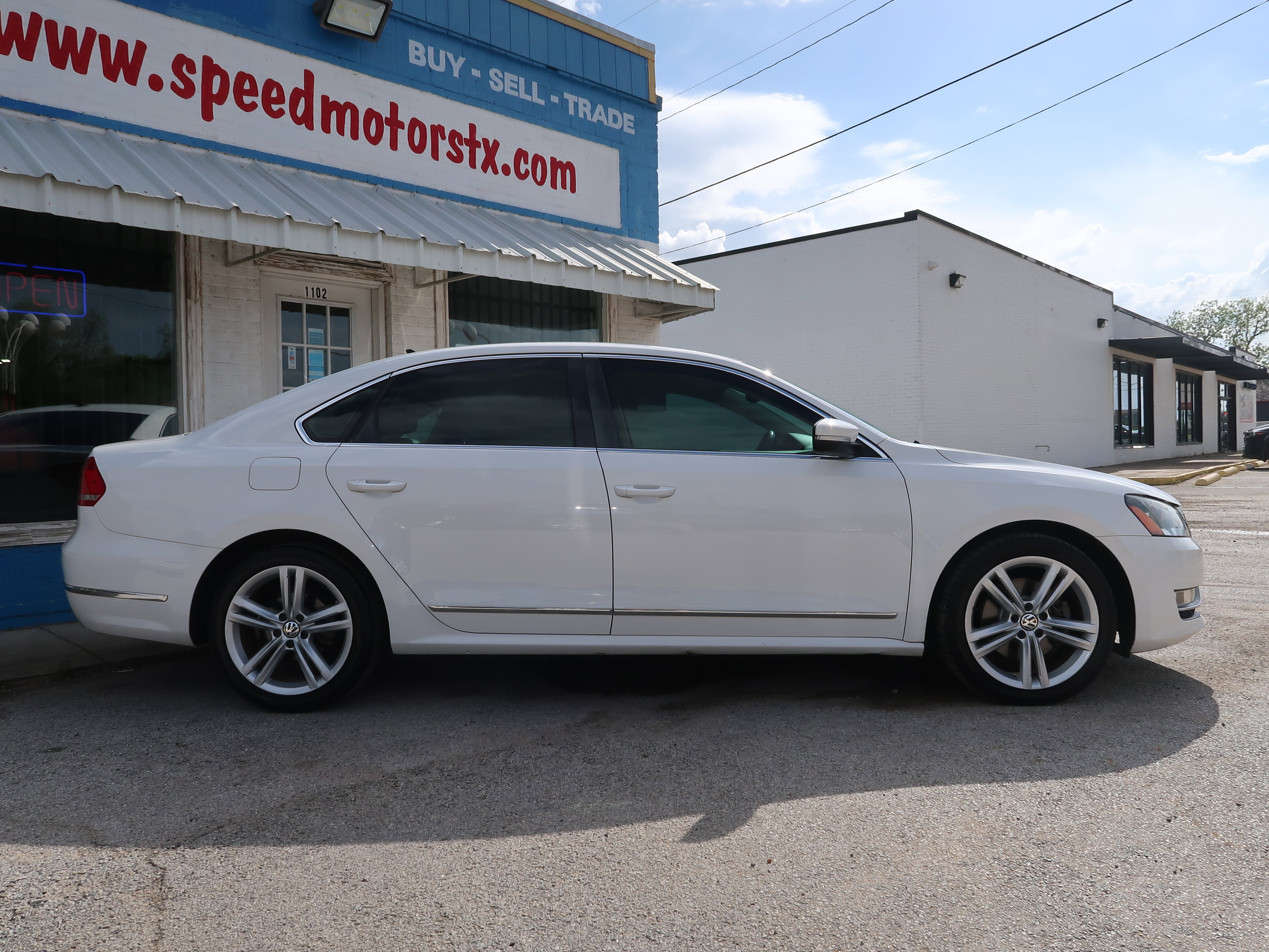 Used 2014 Volkswagen Passat TDI SE FWD image 4