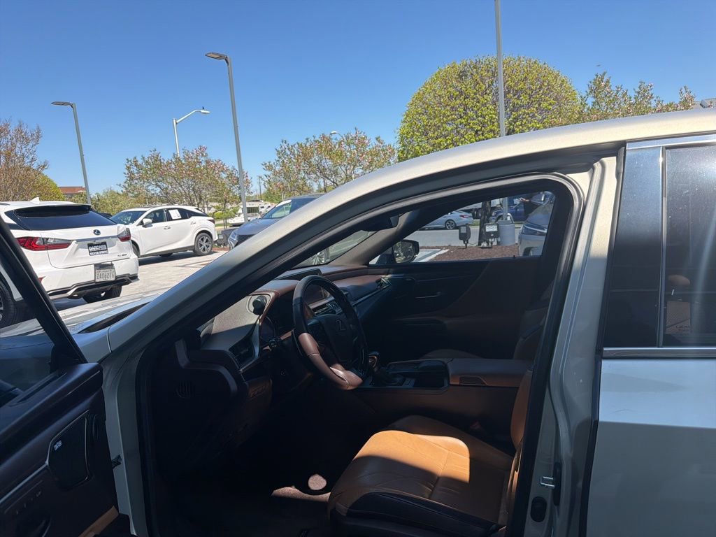 Used 2019 Lexus ES 350 Ultra Luxury w/ Accessory Package 2 image 34