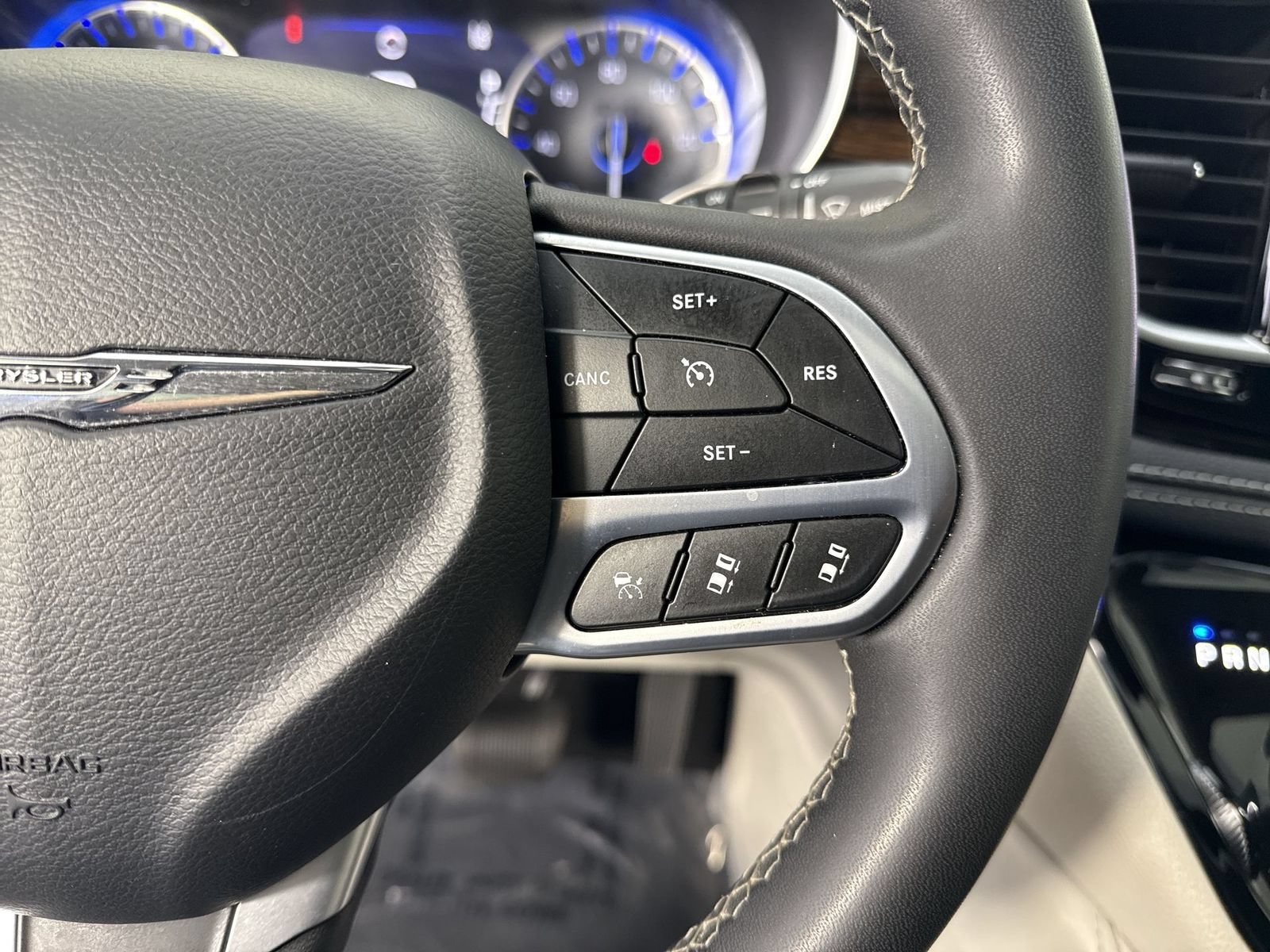 Used 2023 Chrysler Pacifica Limited FWD image 13