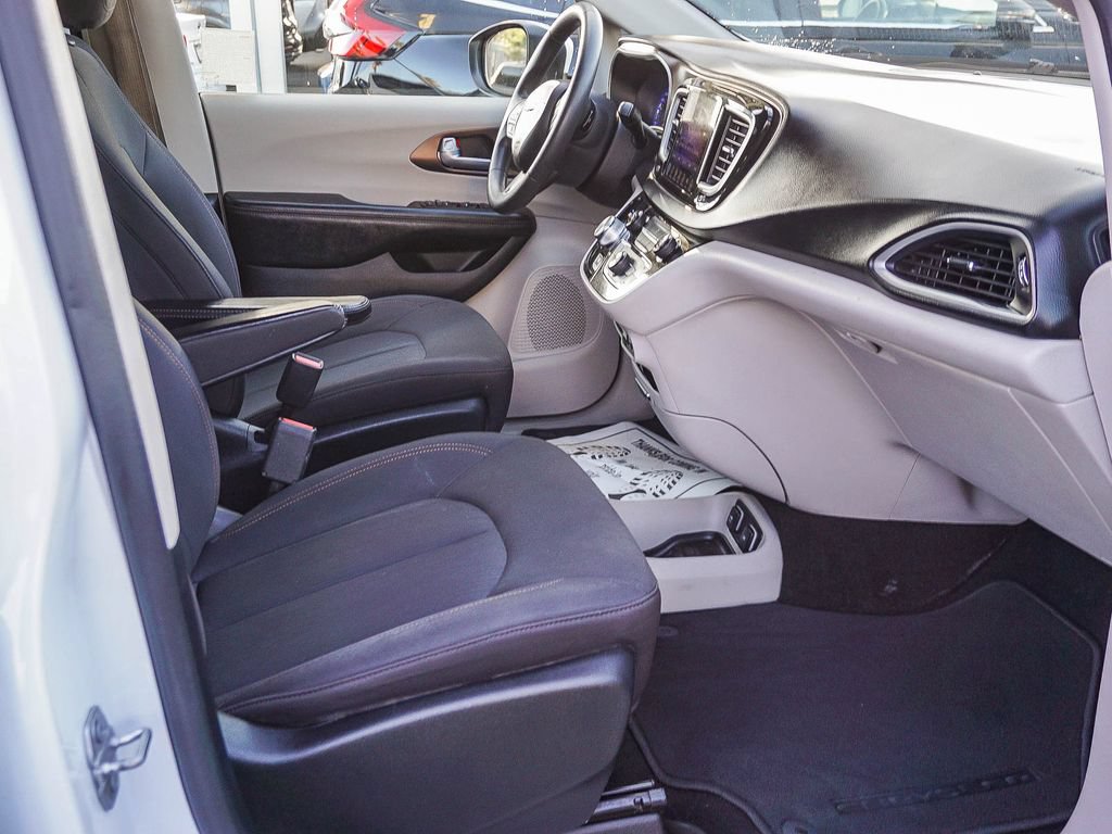 Used 2017 Chrysler Pacifica Touring w/ Tire & Wheel Group FWD image 13