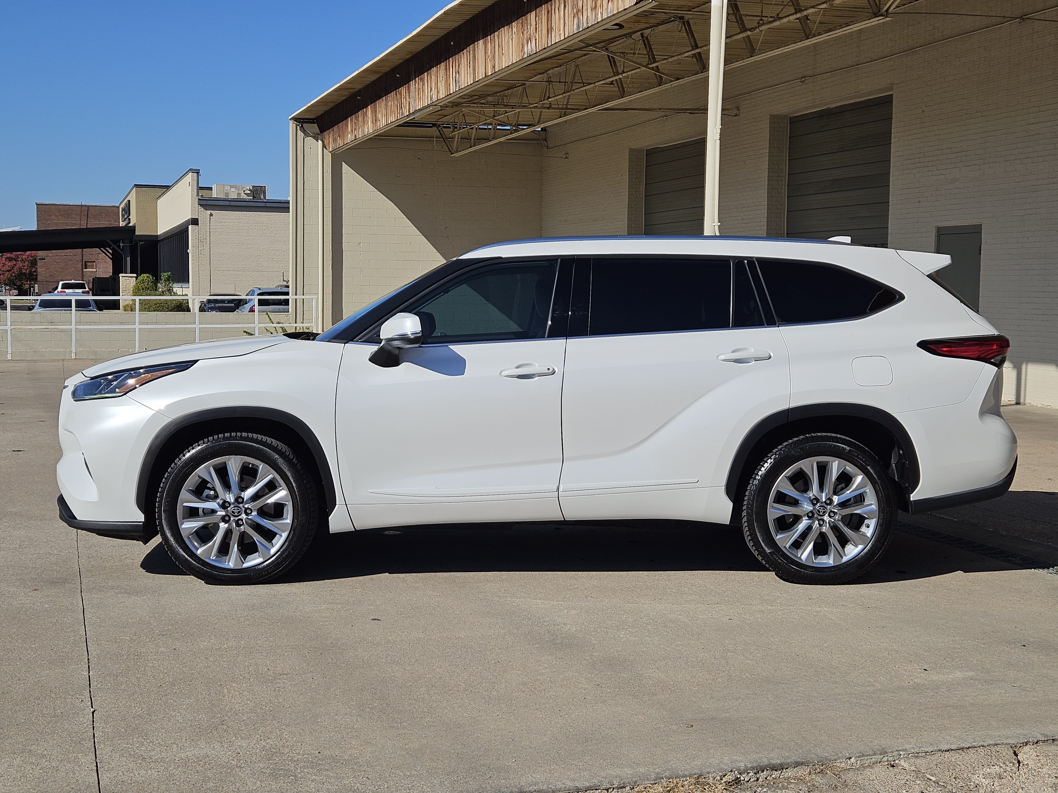 Used 2022 Toyota Highlander Limited FWD image 4