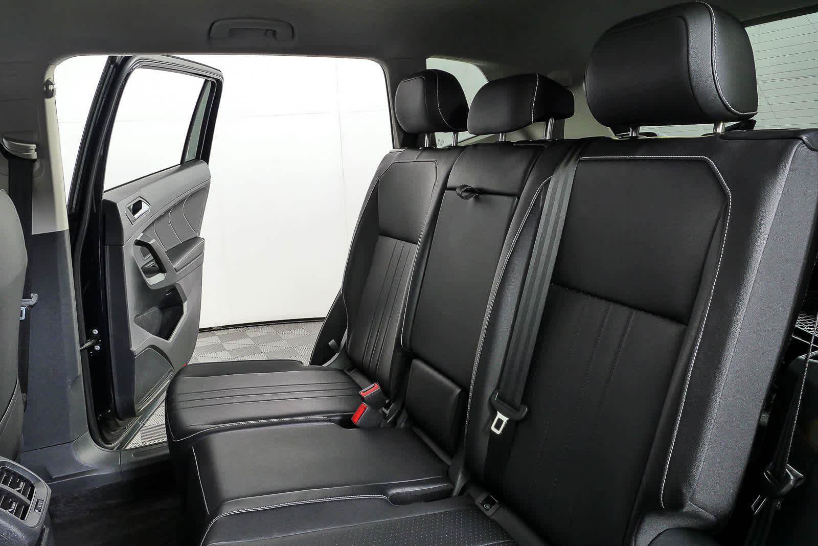 Certified 2024 Volkswagen Tiguan SE FWD image 18