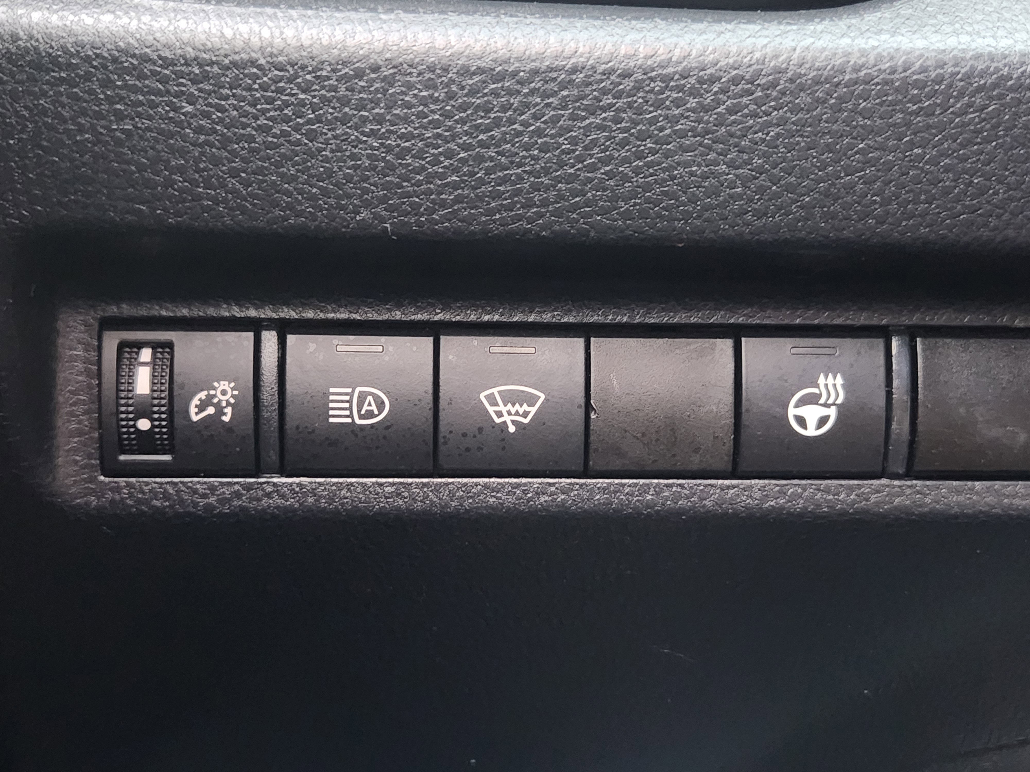 Used 2020 Toyota RAV4 XLE image 27