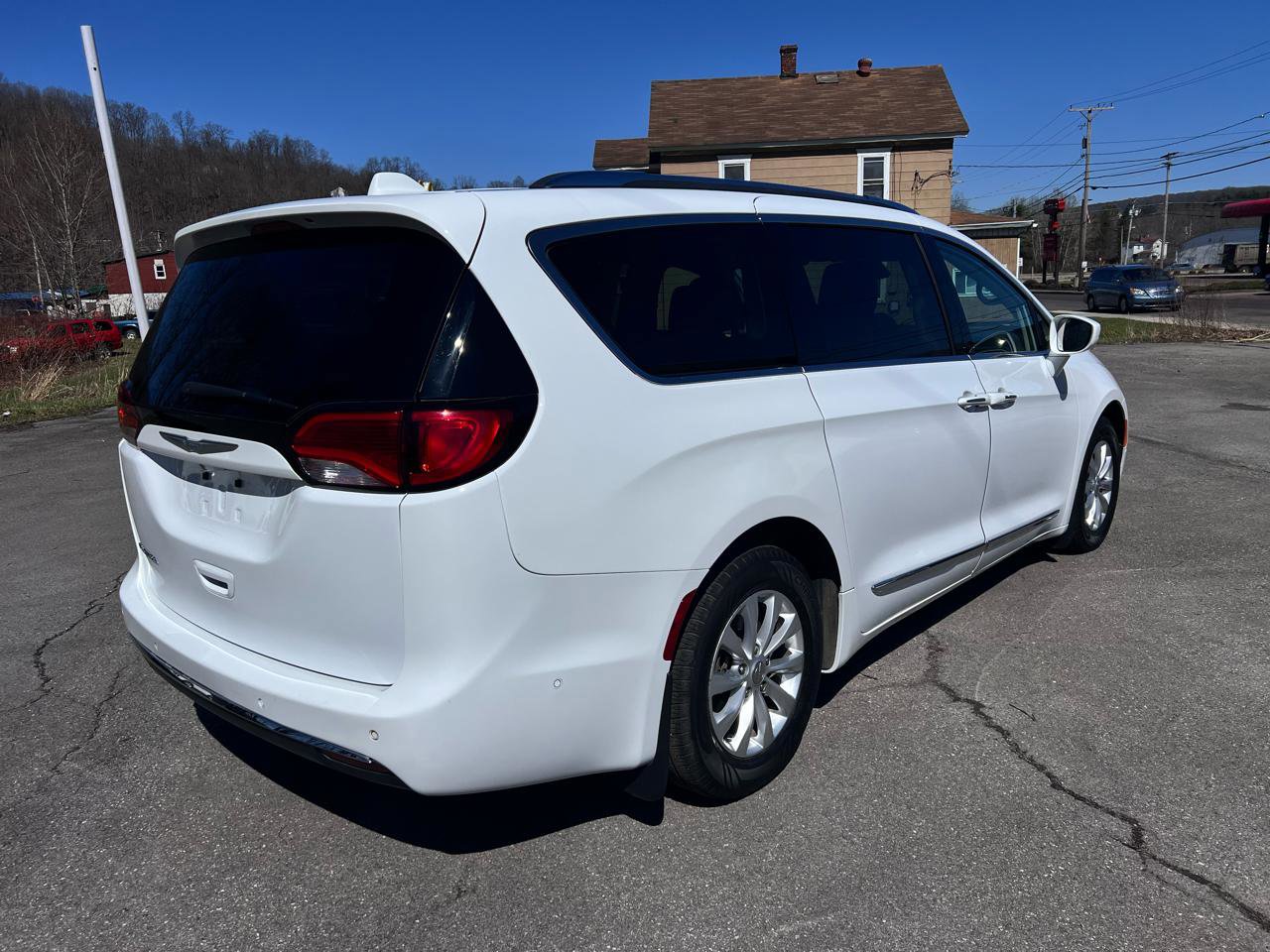 Used 2018 Chrysler Pacifica Touring-L w/ Advanced Safetytec Group image 7