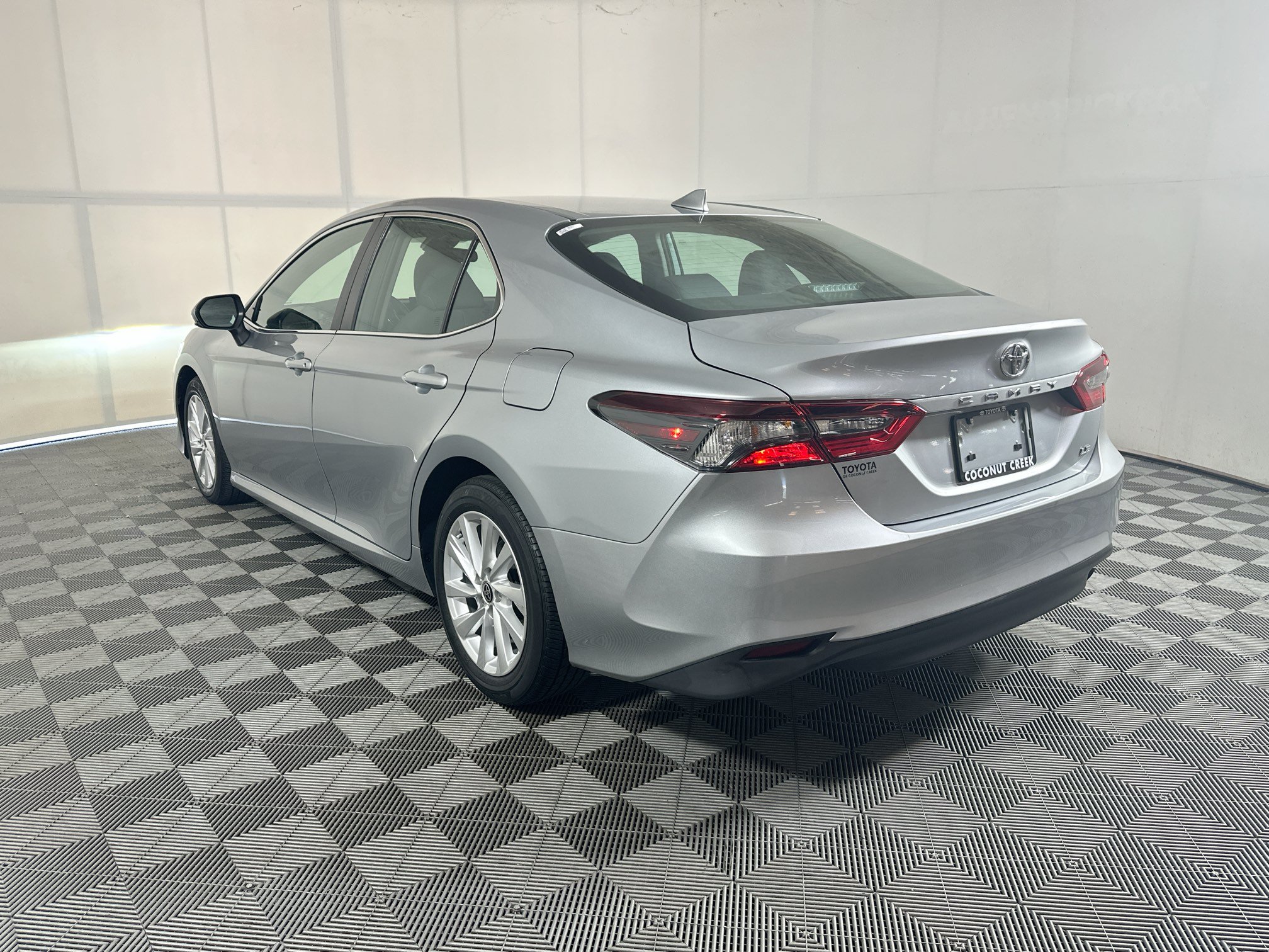 Used 2023 Toyota Camry LE FWD image 5