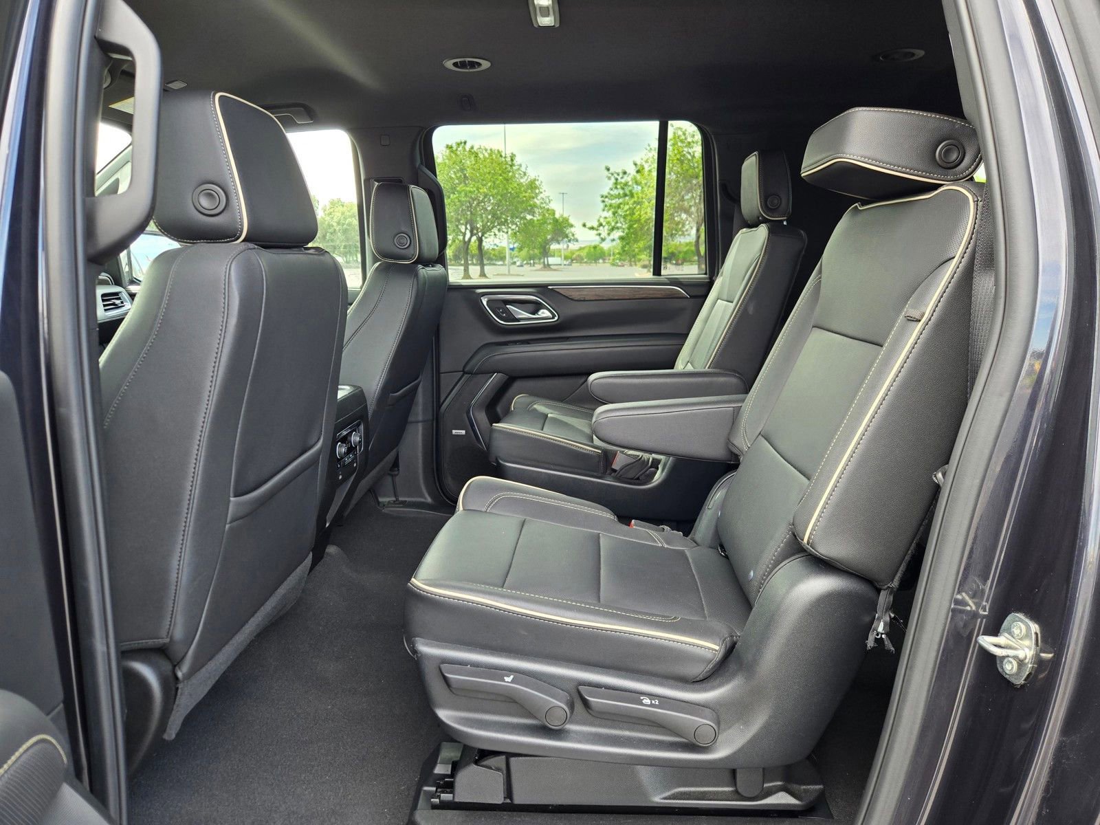 Used 2023 Chevrolet Suburban Premier AWD/4WD image 10