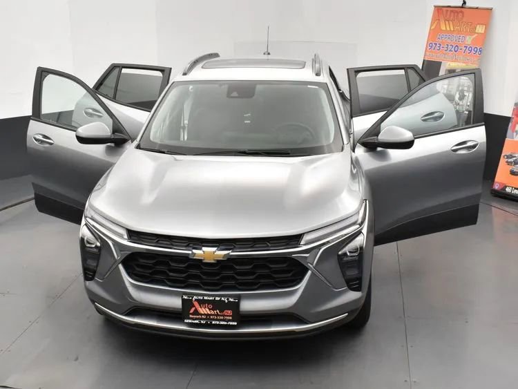 Used 2024 Chevrolet Trax LT w/ Sunroof Package image 10