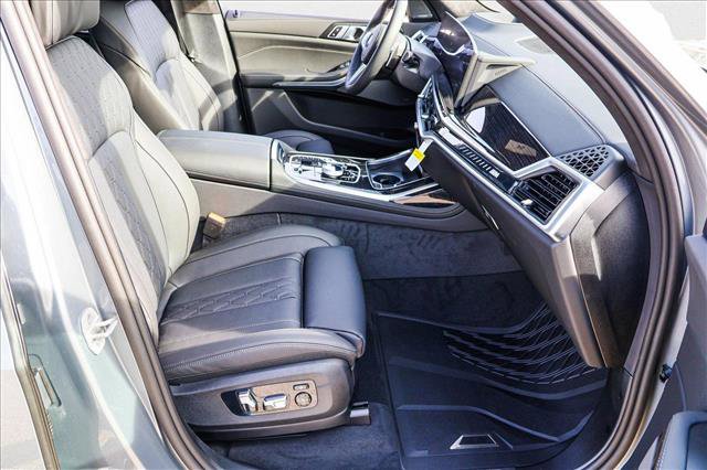 Used 2025 BMW X7 M60i w/ Executive Package image 28