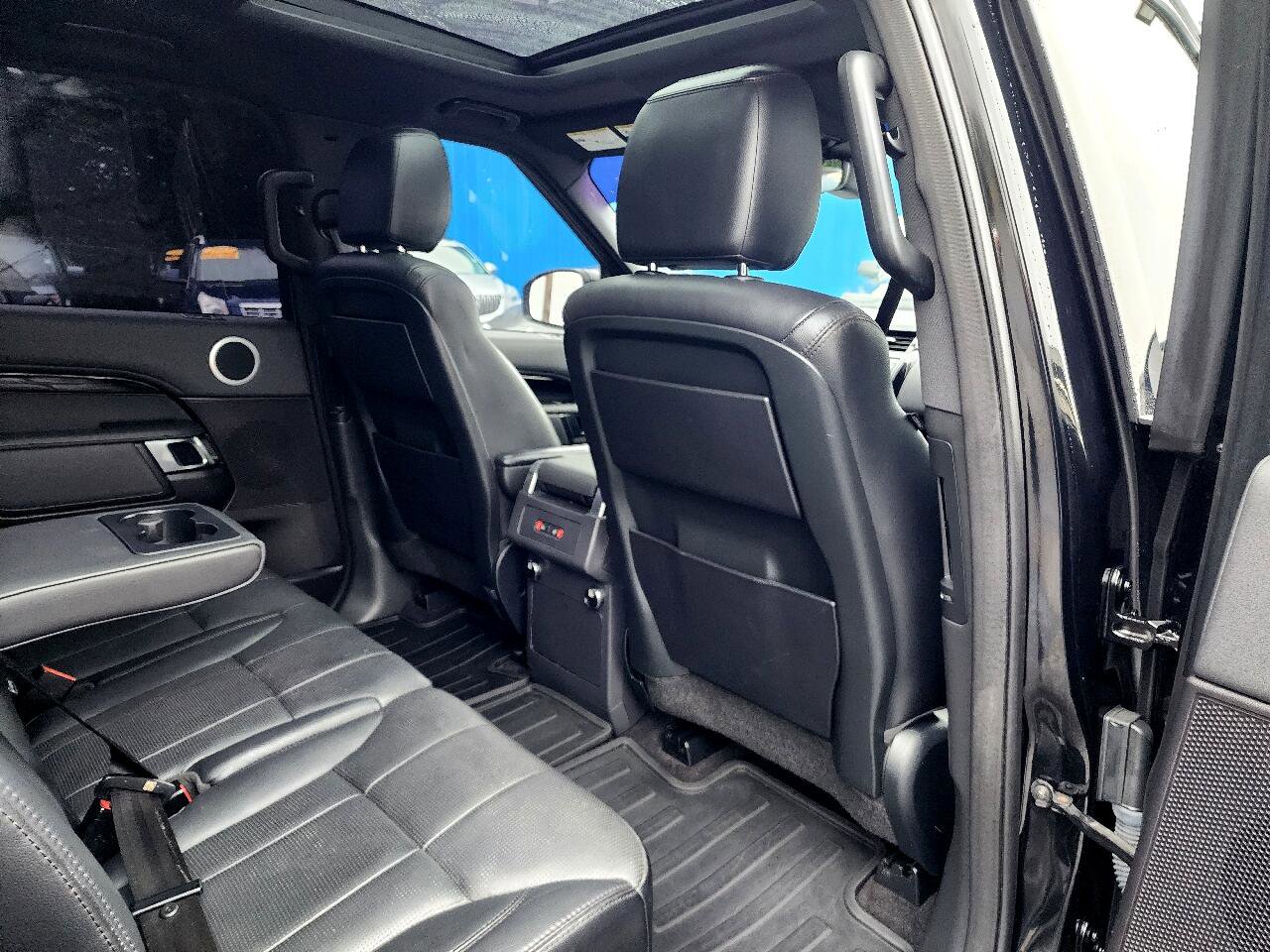 Used 2017 Land Rover Discovery SE image 27