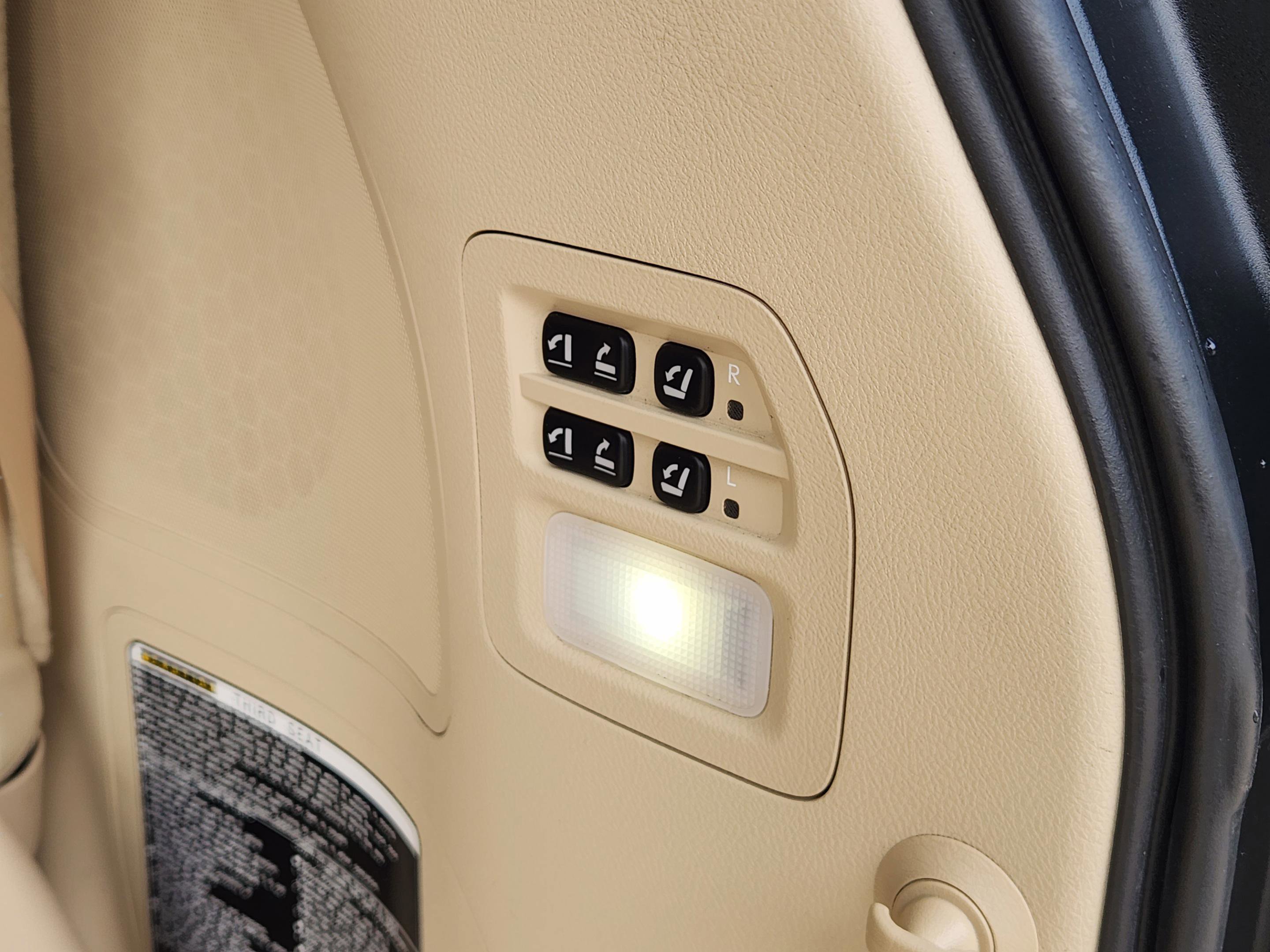 Used 2020 Lexus LX 570 4WD w/ Luxury Package image 18