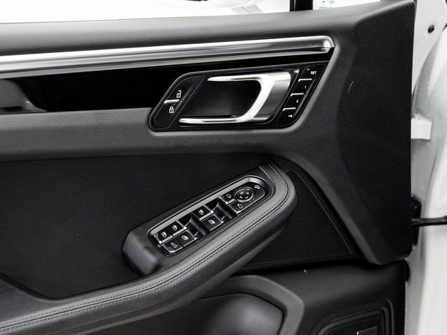 Certified 2025 Porsche Macan image 8