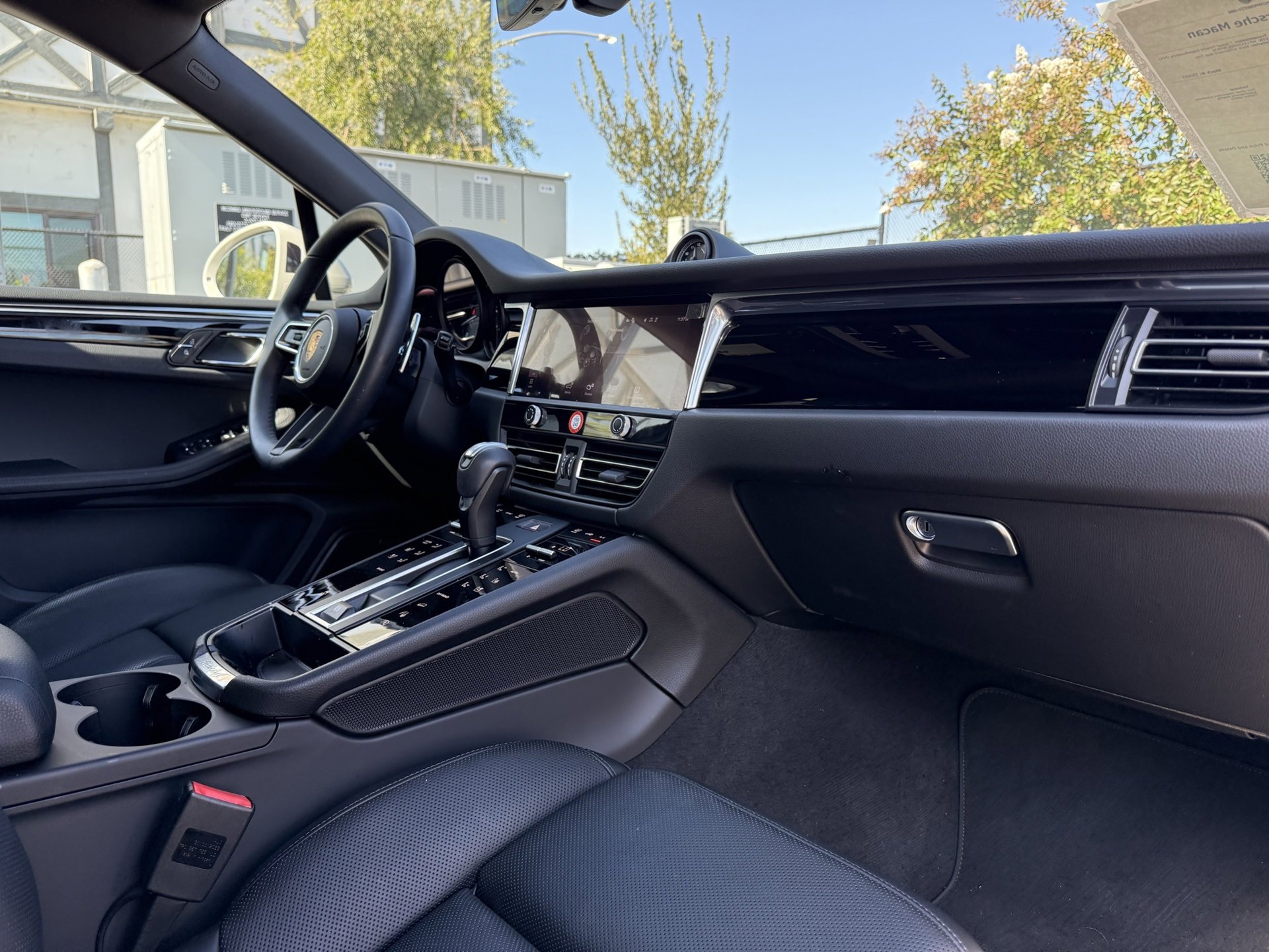Used 2025 Porsche Macan image 25