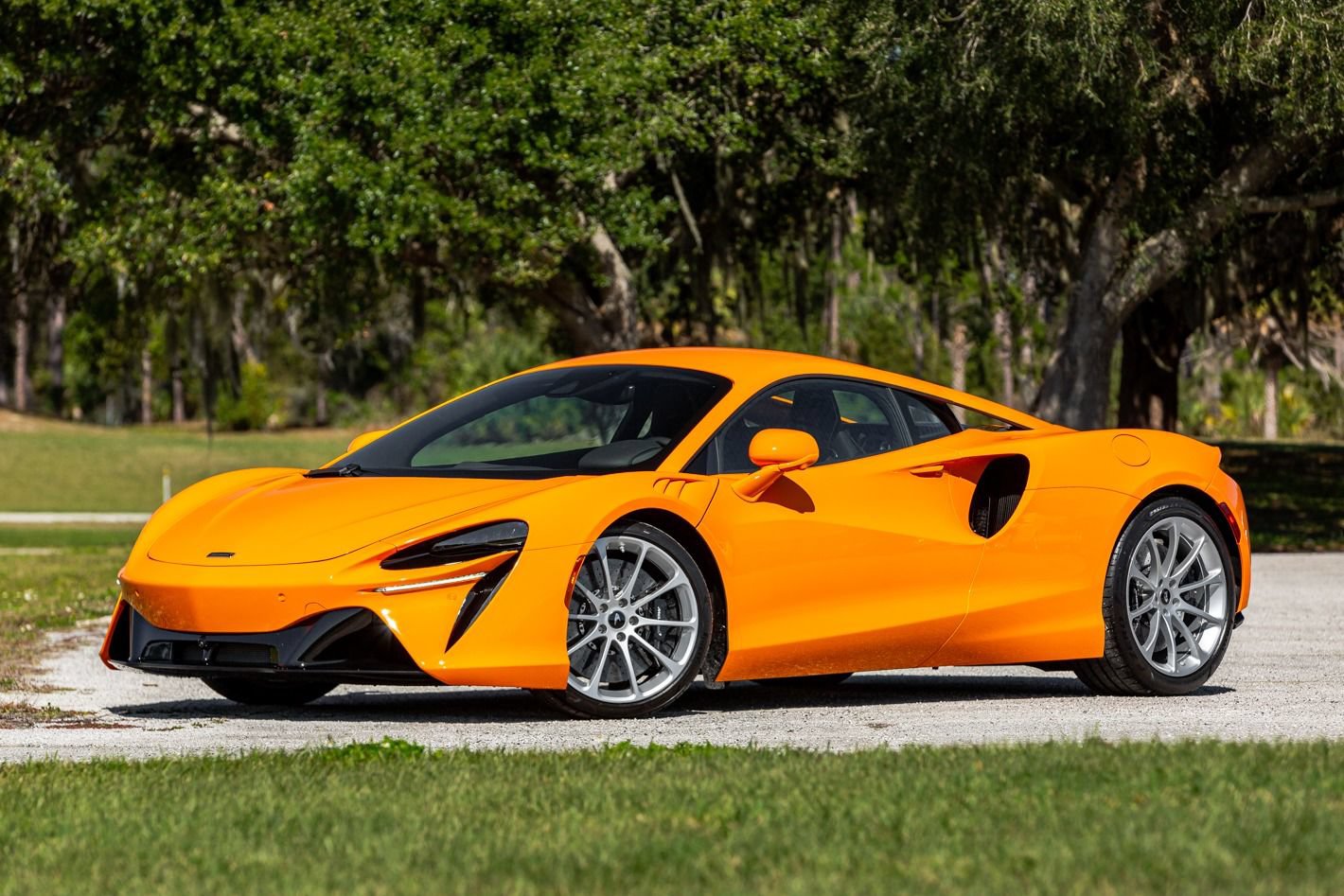 Used 2024 McLaren Artura RWD image 8