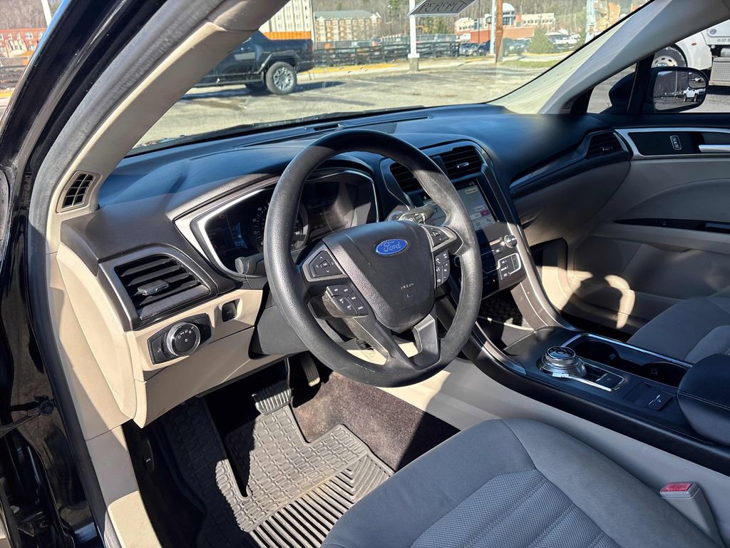Used 2017 Ford Fusion SE w/ Fusion SE Technology Package image 14