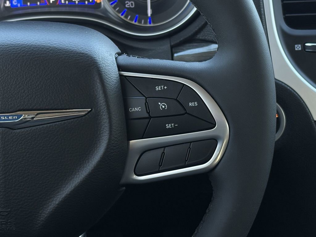 Used 2022 Chrysler 300 Touring image 16