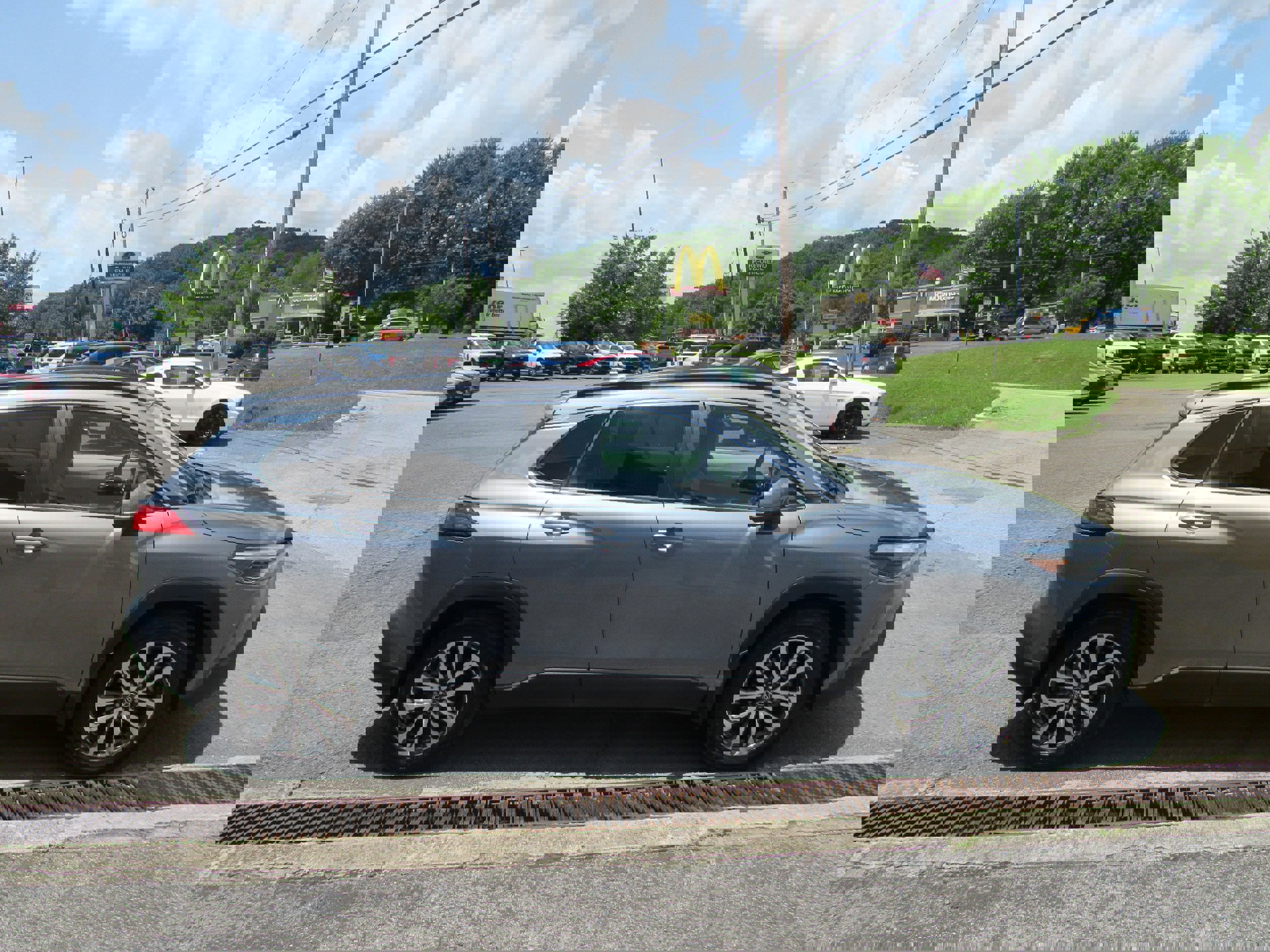 Used 2022 Toyota Corolla Cross XLE image 5