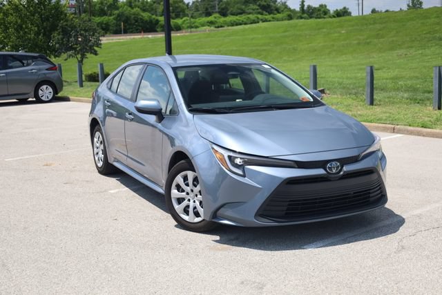 Used 2025 Toyota Corolla LE FWD image 2