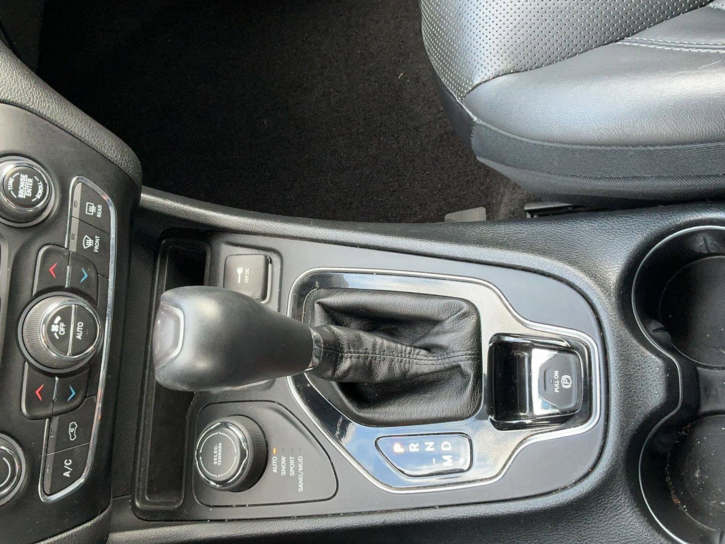 Used 2019 Jeep Cherokee Limited image 18