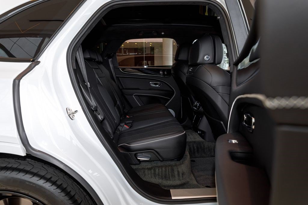 Used 2023 Bentley Bentayga AWD/4WD image 11