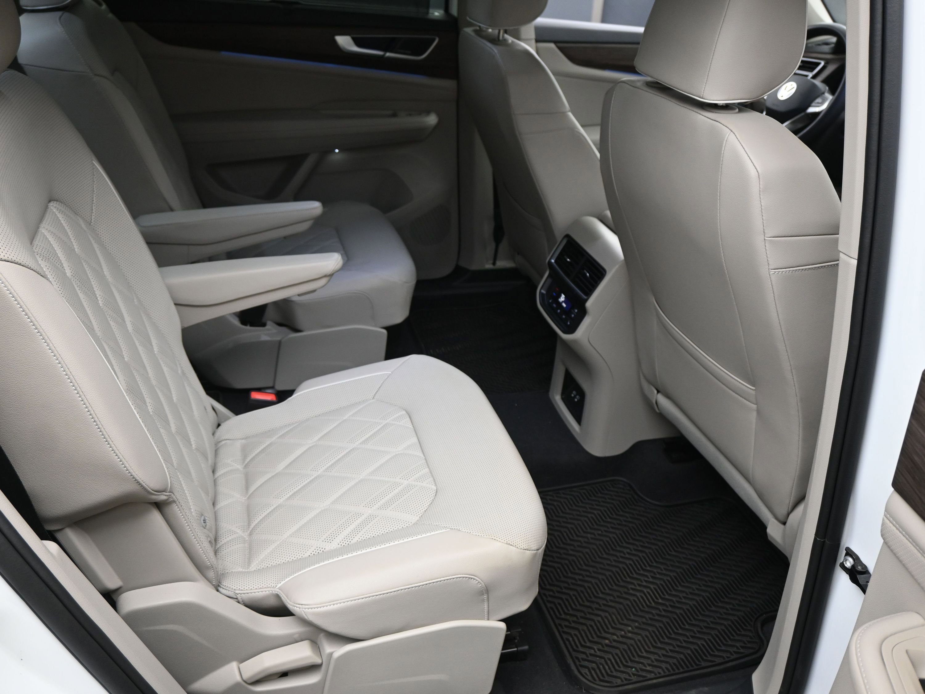 Used 2025 Volkswagen Atlas SEL Premium R-Line image 11