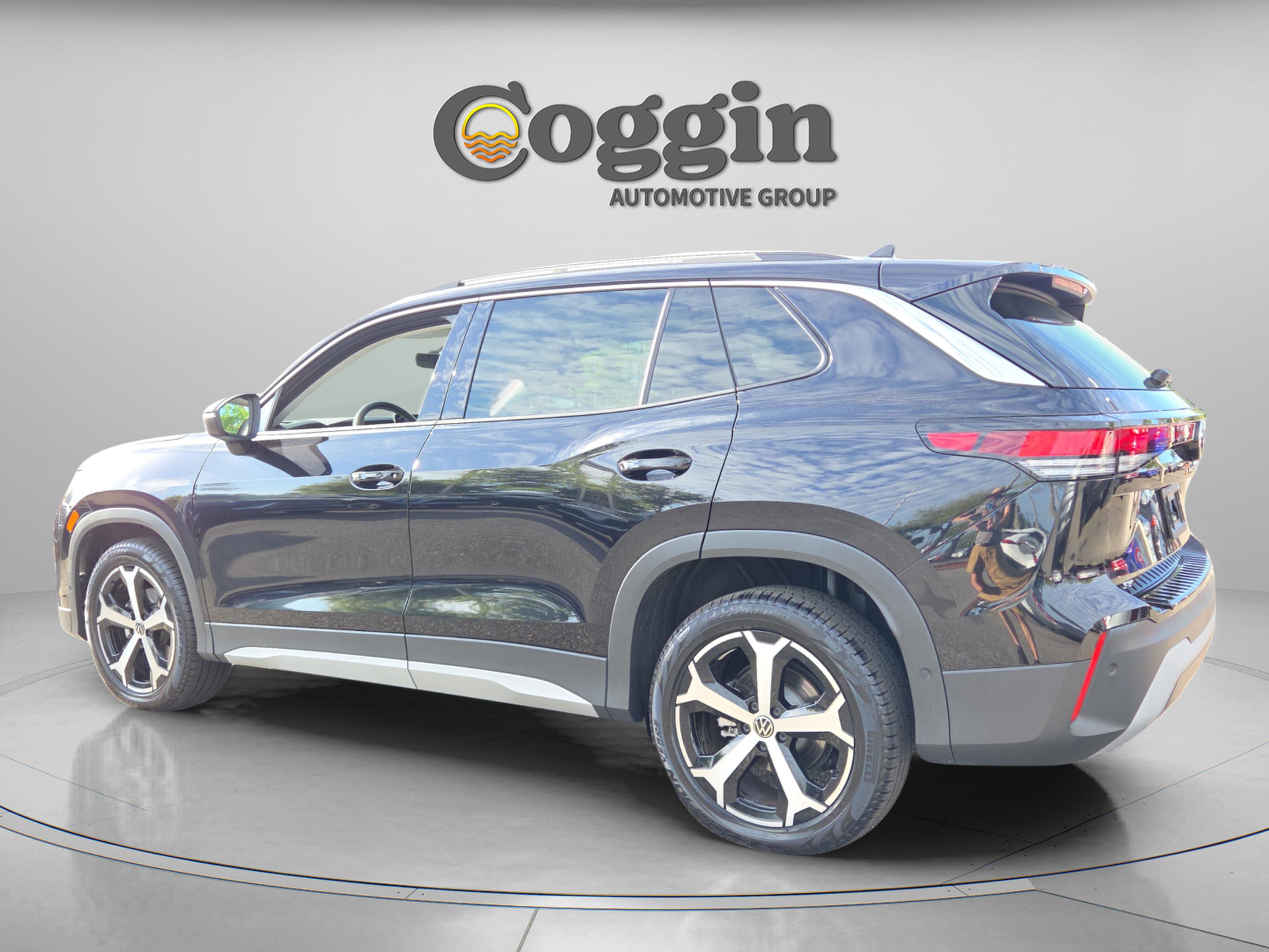 Used 2025 Volkswagen Tiguan SE FWD image 3