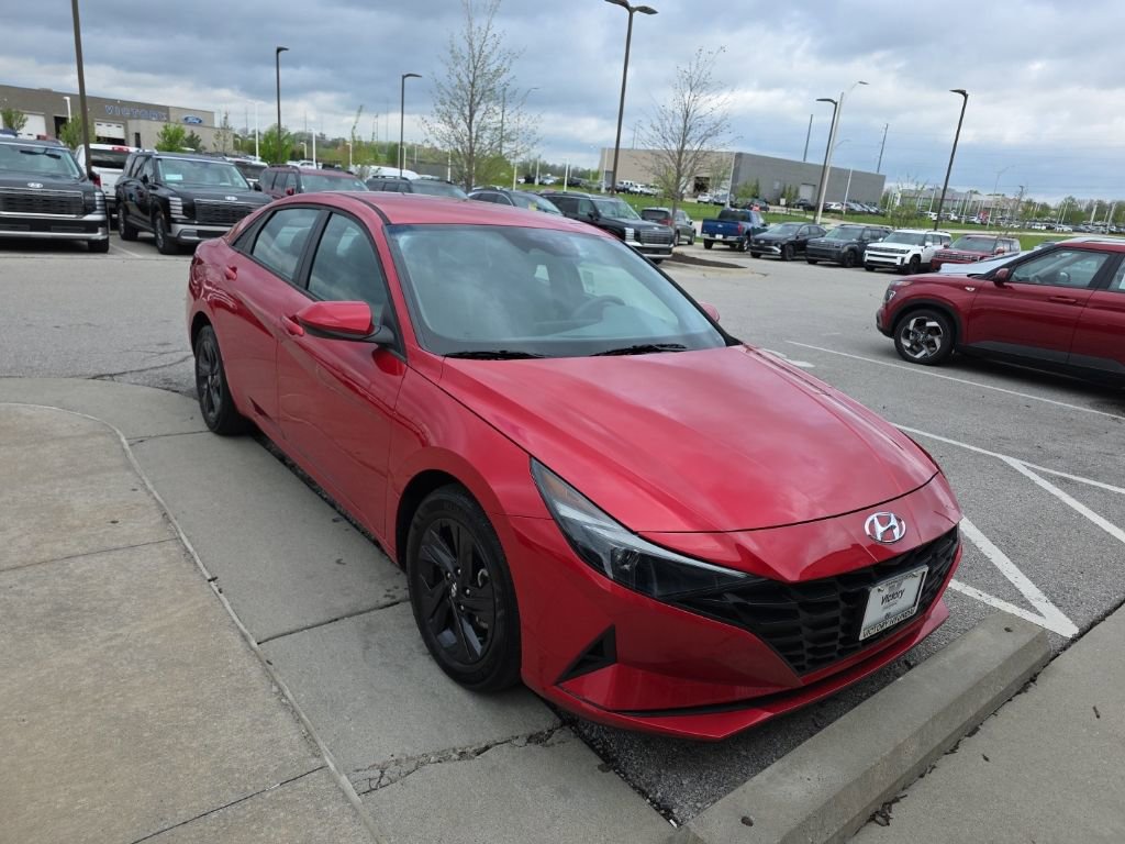 Used 2023 Hyundai Elantra SEL w/ Preferred Accessory Package FWD image 3