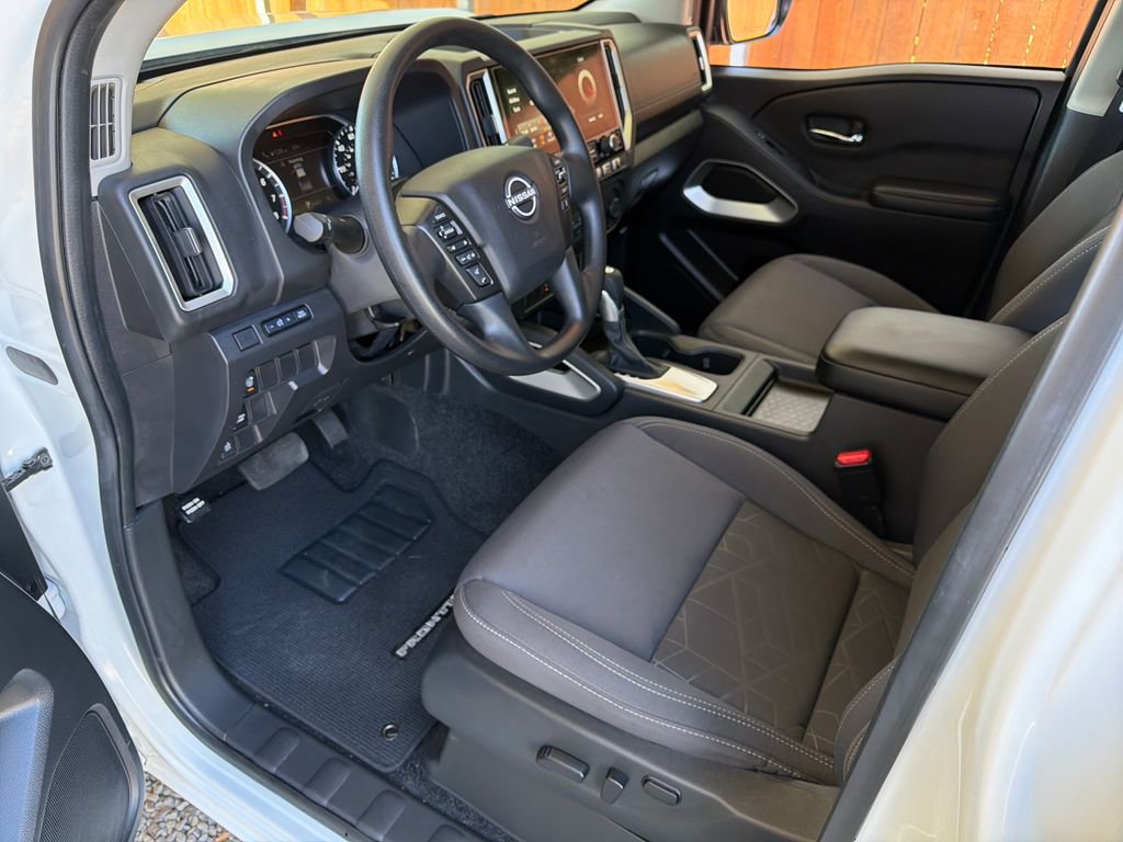Used 2025 Nissan Frontier SV w/ Tow Package image 2