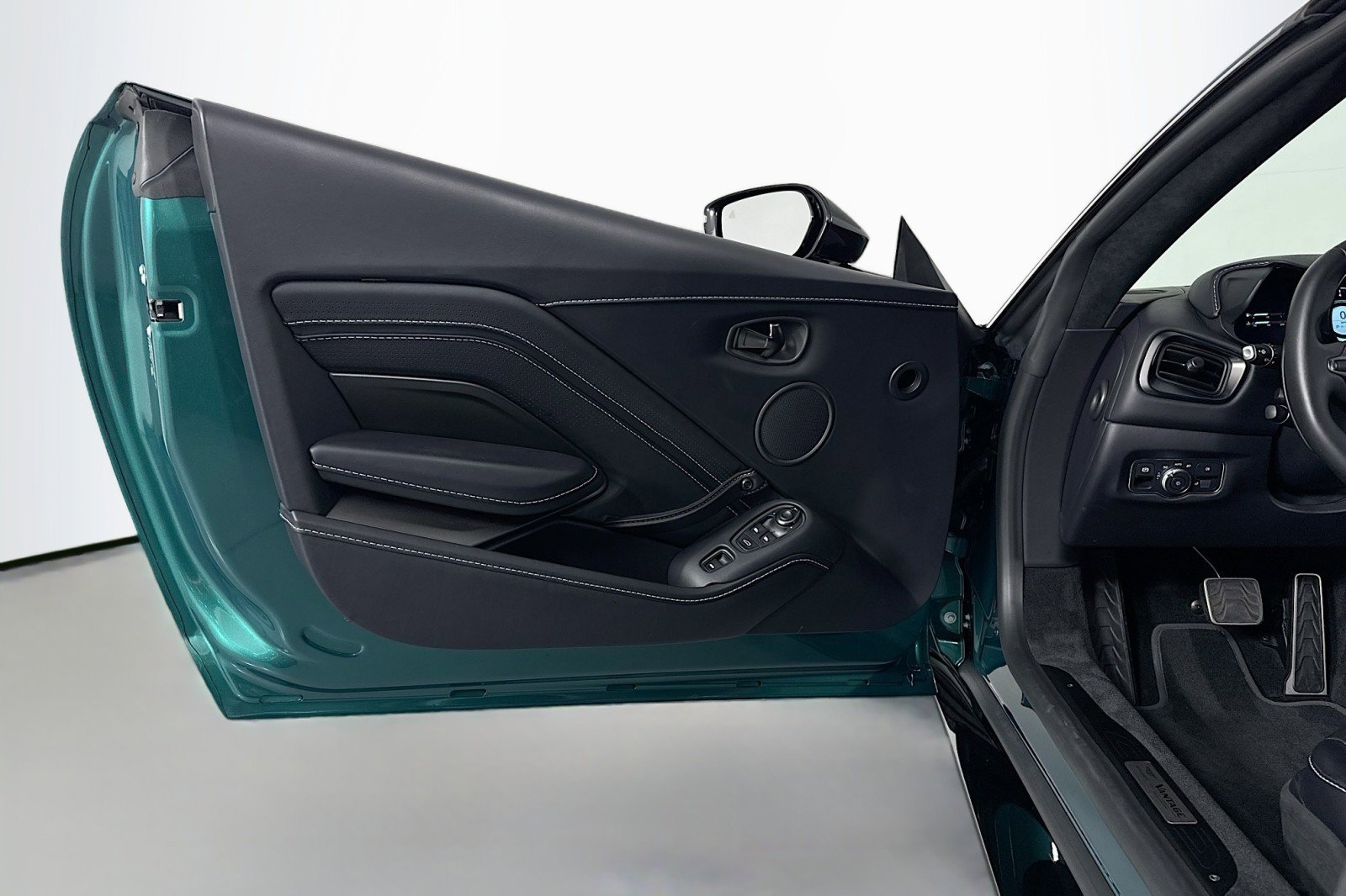 Used 2023 Aston Martin V8 Vantage Roadster image 21