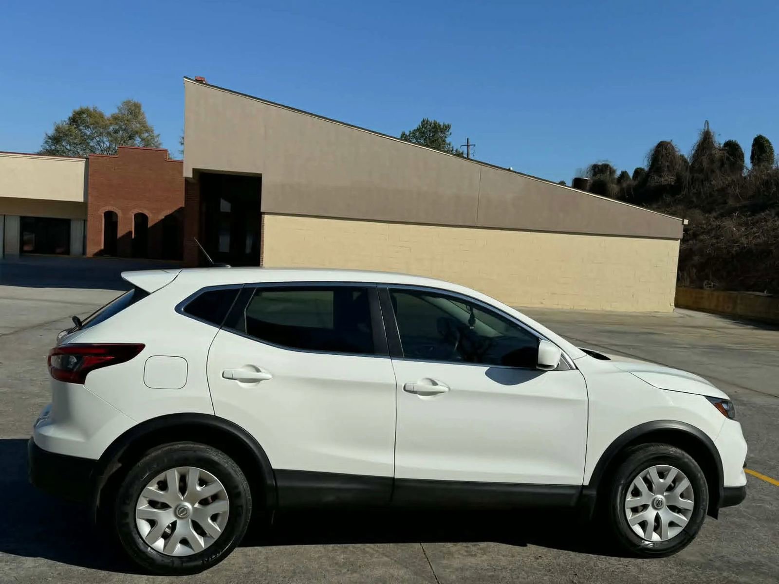 Used 2020 Nissan Rogue Sport S image 10