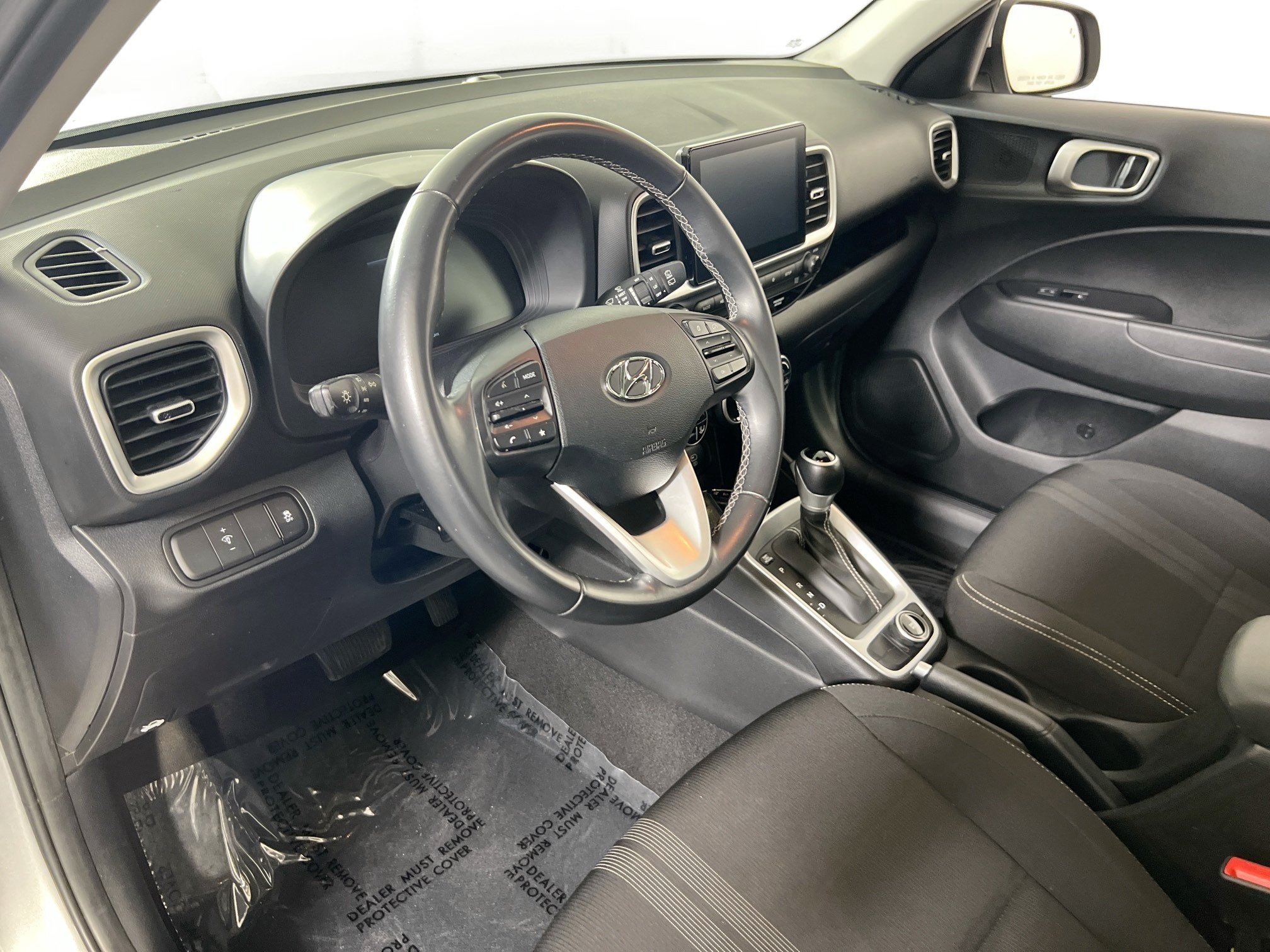 Used 2024 Hyundai Venue SEL FWD image 9