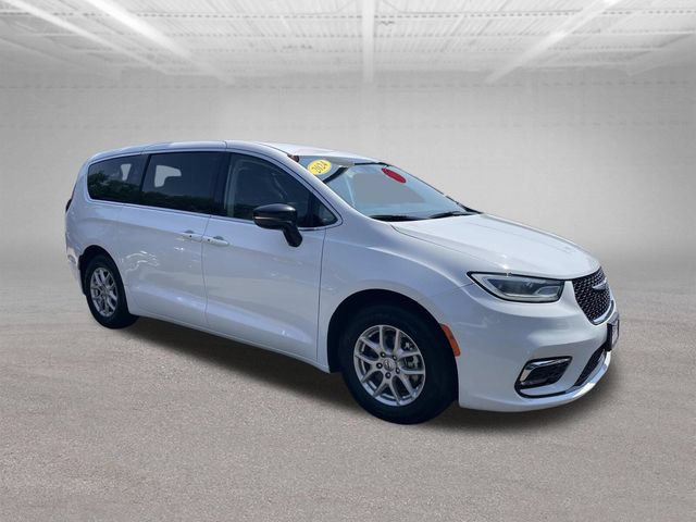 Used 2024 Chrysler Pacifica Touring-L FWD image 4