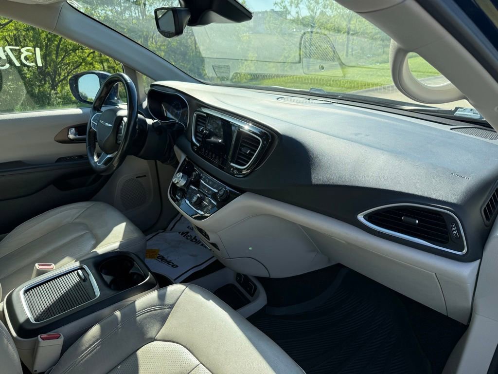 Used 2019 Chrysler Pacifica Touring-L Plus w/ Advanced Safetytec Group FWD image 22