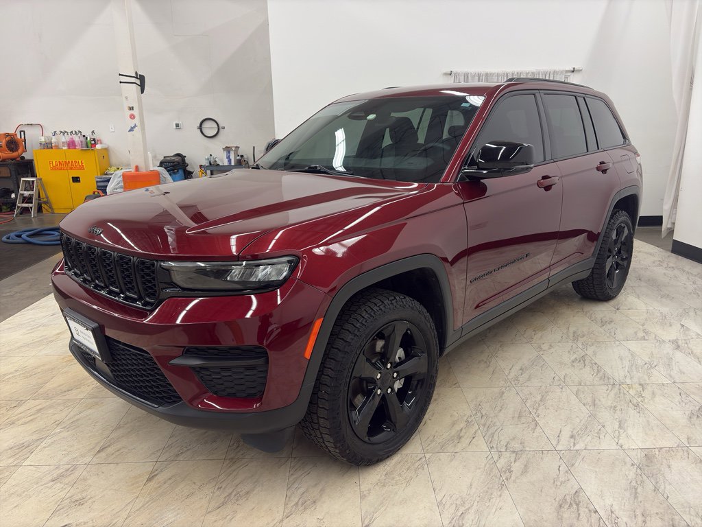 Used 2023 Jeep Grand Cherokee Altitude image 3