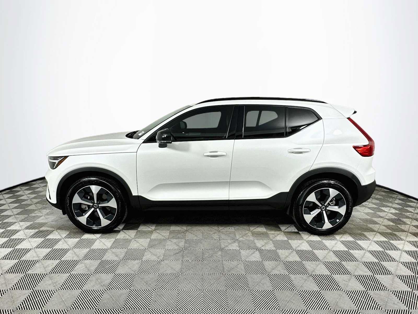 Used 2026 Volvo XC40 B5 Plus w/ Protection Package Premier AWD/4WD image 4