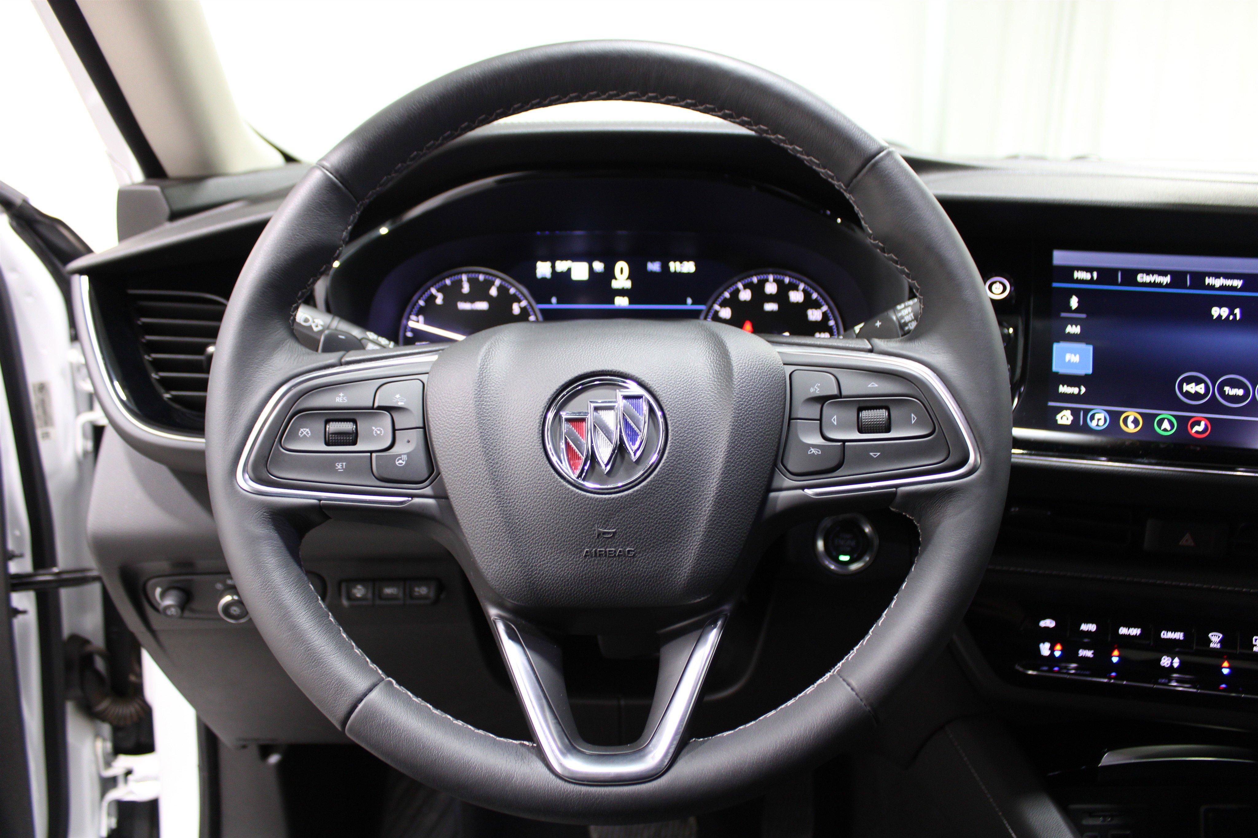 Used 2021 Buick Envision Avenir w/ Technology Package II image 9