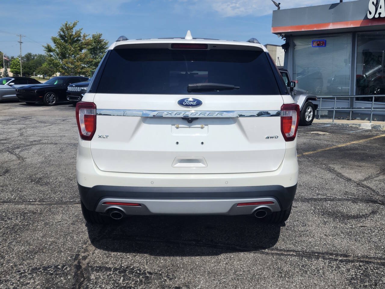 Used 2017 Ford Explorer XLT w/ Equipment Group 202A AWD/4WD image 12