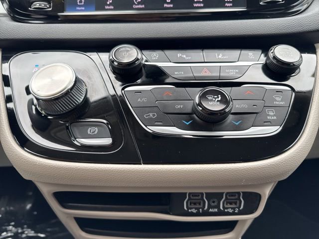 Used 2024 Chrysler Pacifica Touring-L image 7