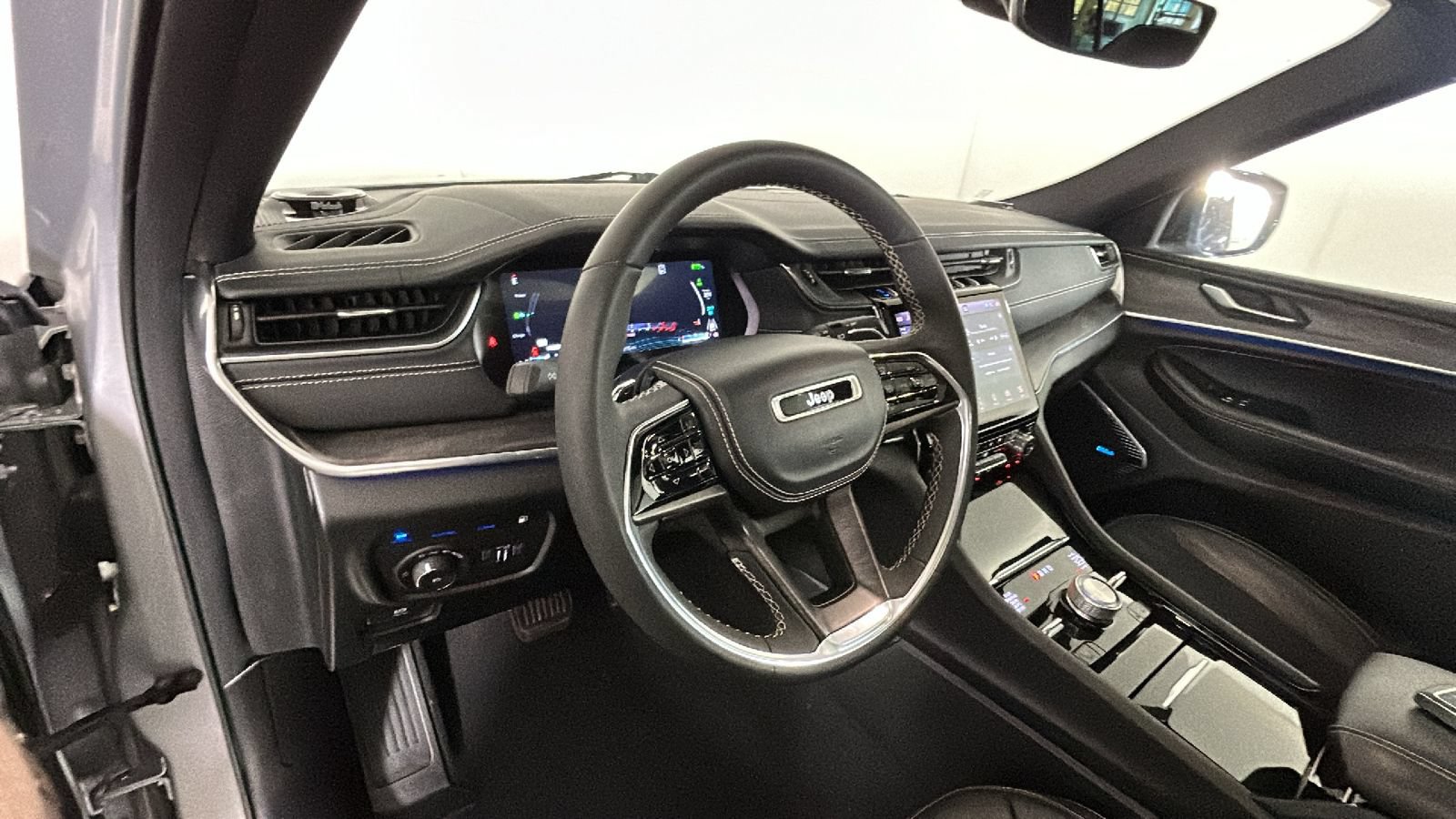 Used 2023 Jeep Grand Cherokee Overland AWD/4WD image 16