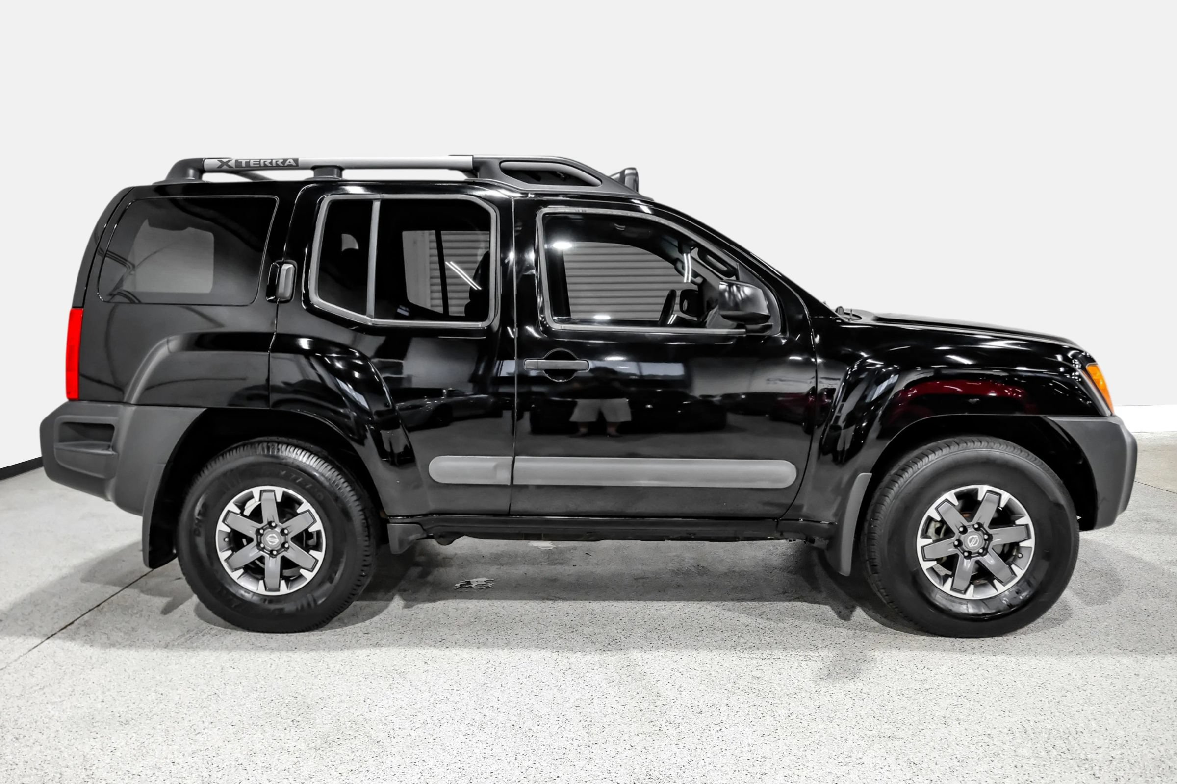 Used 2015 Nissan Xterra PRO-4X AWD/4WD image 4