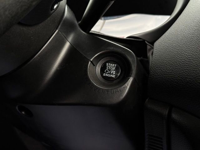 Used 2017 Jeep Renegade Latitude w/ Popular Equipment Group image 11