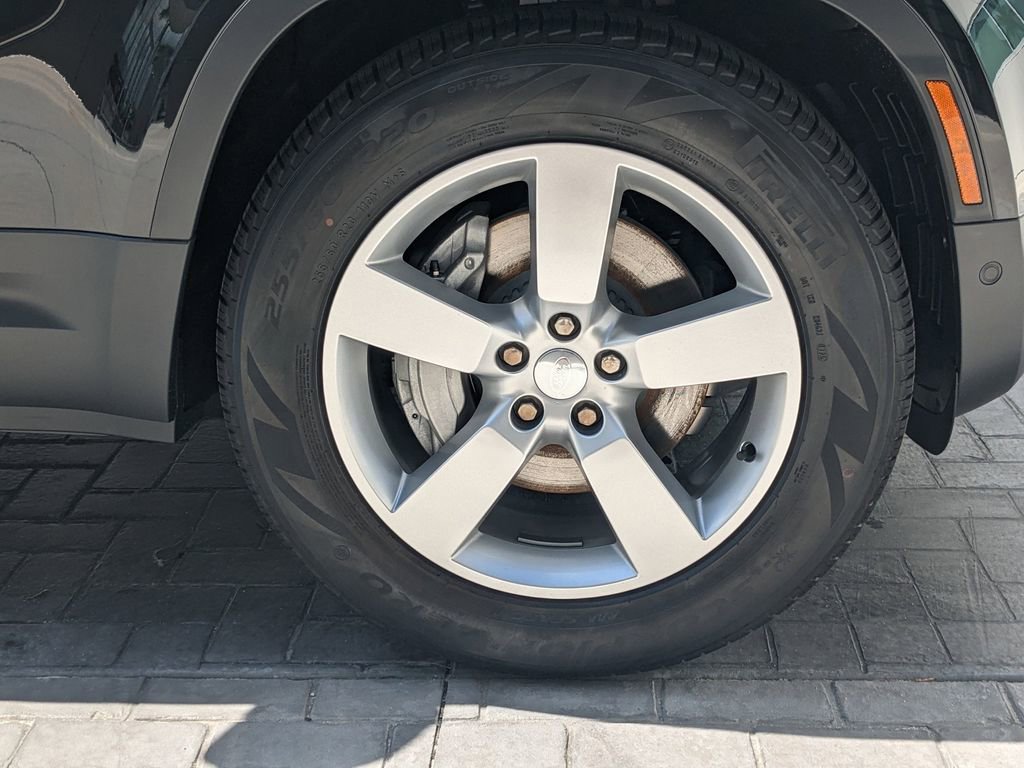 New 2025 Land Rover Defender 130 S image 10