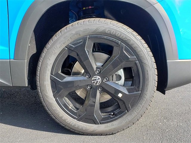 New 2025 Volkswagen Taos SE image 12