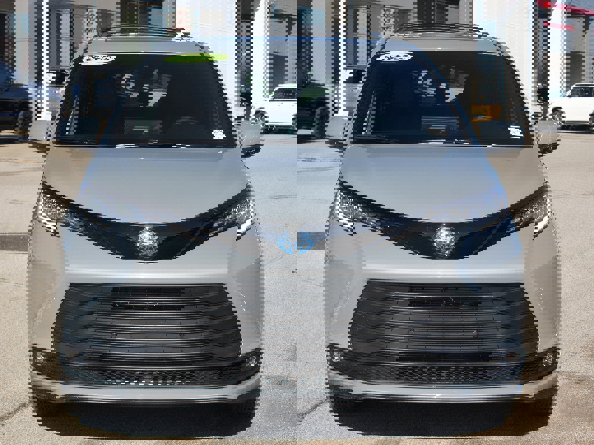 Used 2025 Toyota Sienna XLE Woodland Edition image 26