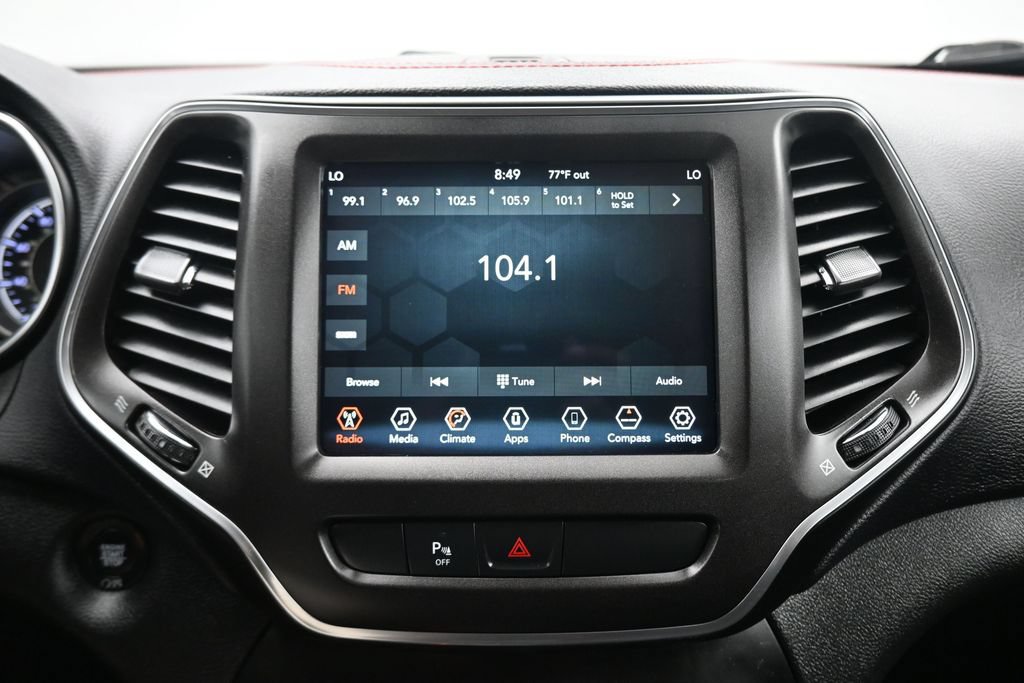 Used 2019 Jeep Cherokee Trailhawk AWD/4WD image 16
